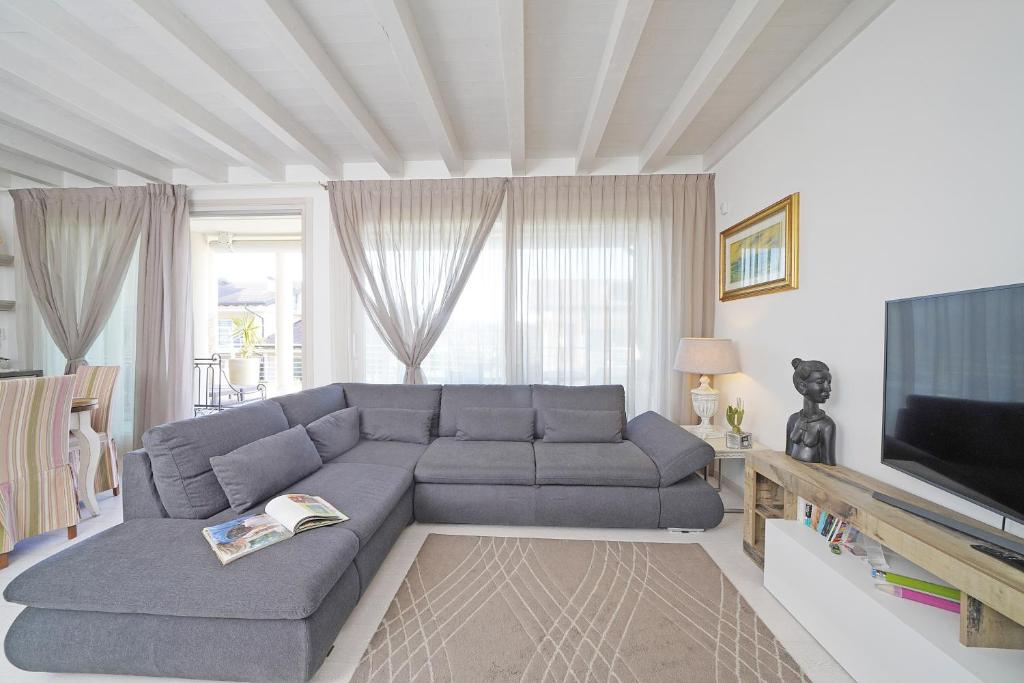 Televízia a/alebo spoločenská miestnosť v ubytovaní Resort Caesar C4 Sirmione - Gardagate