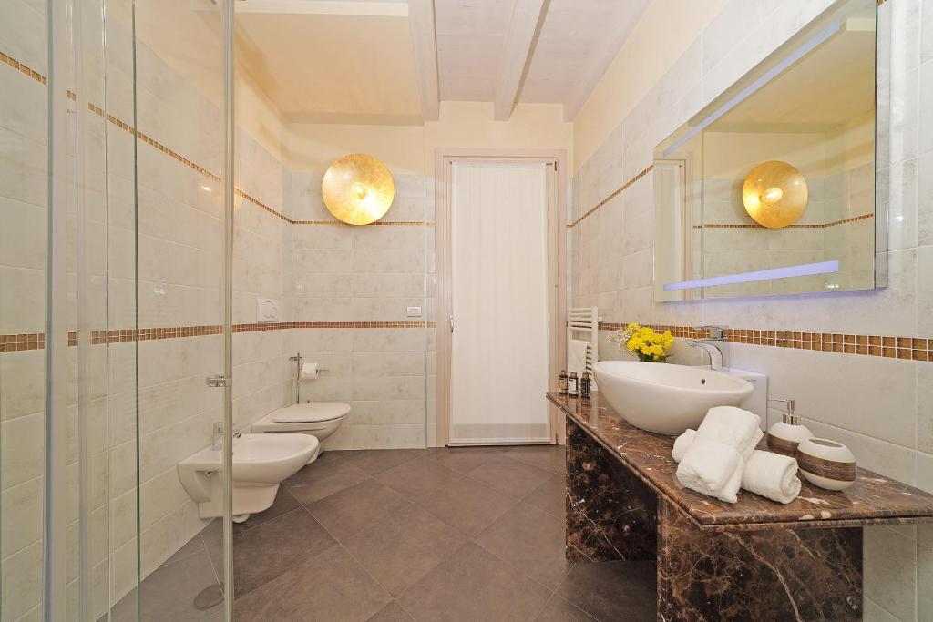 Kúpeľňa v ubytovaní Resort Caesar C4 Sirmione - Gardagate