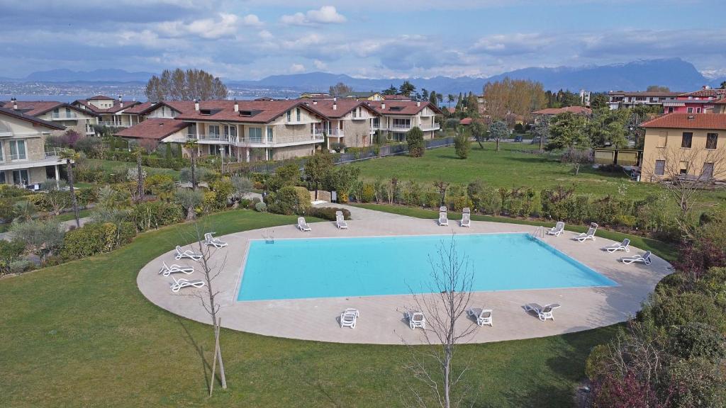 Bazén v ubytovaní Resort Caesar C4 Sirmione - Gardagate alebo v jeho blízkosti