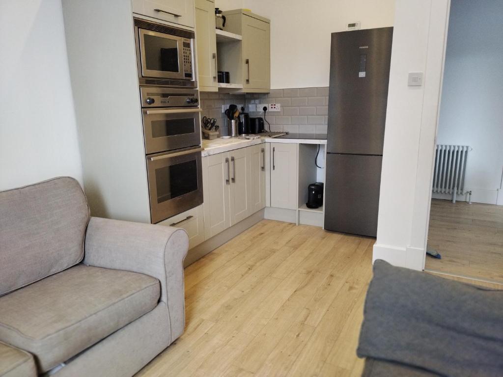 Кухня или мини-кухня в Hampden Glasgow Tenement Flat
