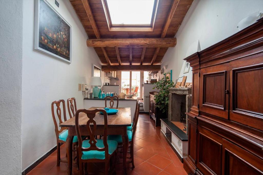 a kitchen and dining room with a table and chairs at Casa al Castello in Lerici