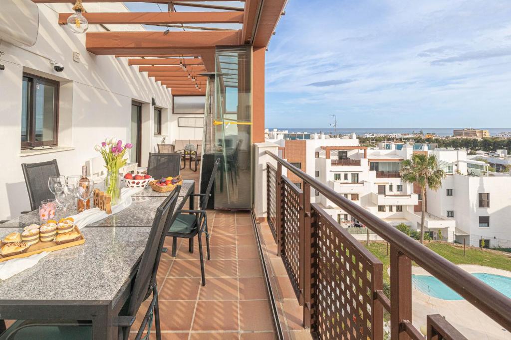 En balkon eller terrasse på Luxury Cala Blanca Walking To Beach - Happy Rentals