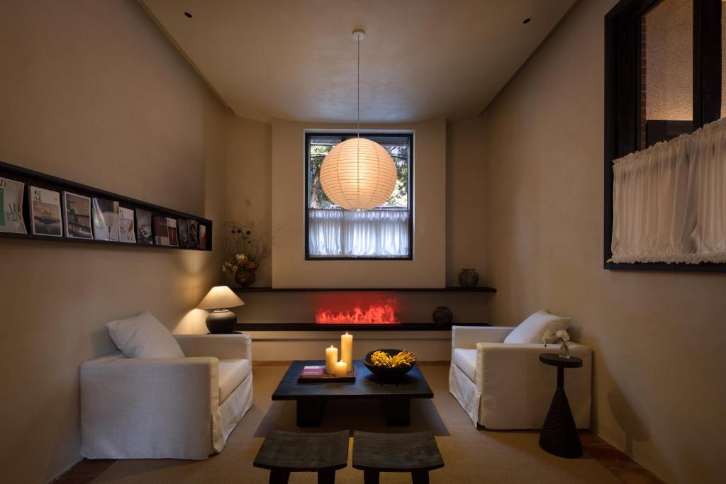 sala de estar con sofá y mesa con velas en 巷里栖墅民宿, en Quanzhou