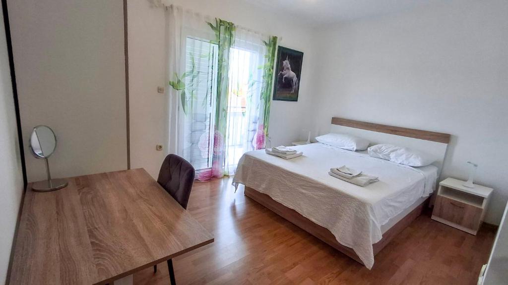 Posteľ alebo postele v izbe v ubytovaní Apartment Ugrina
