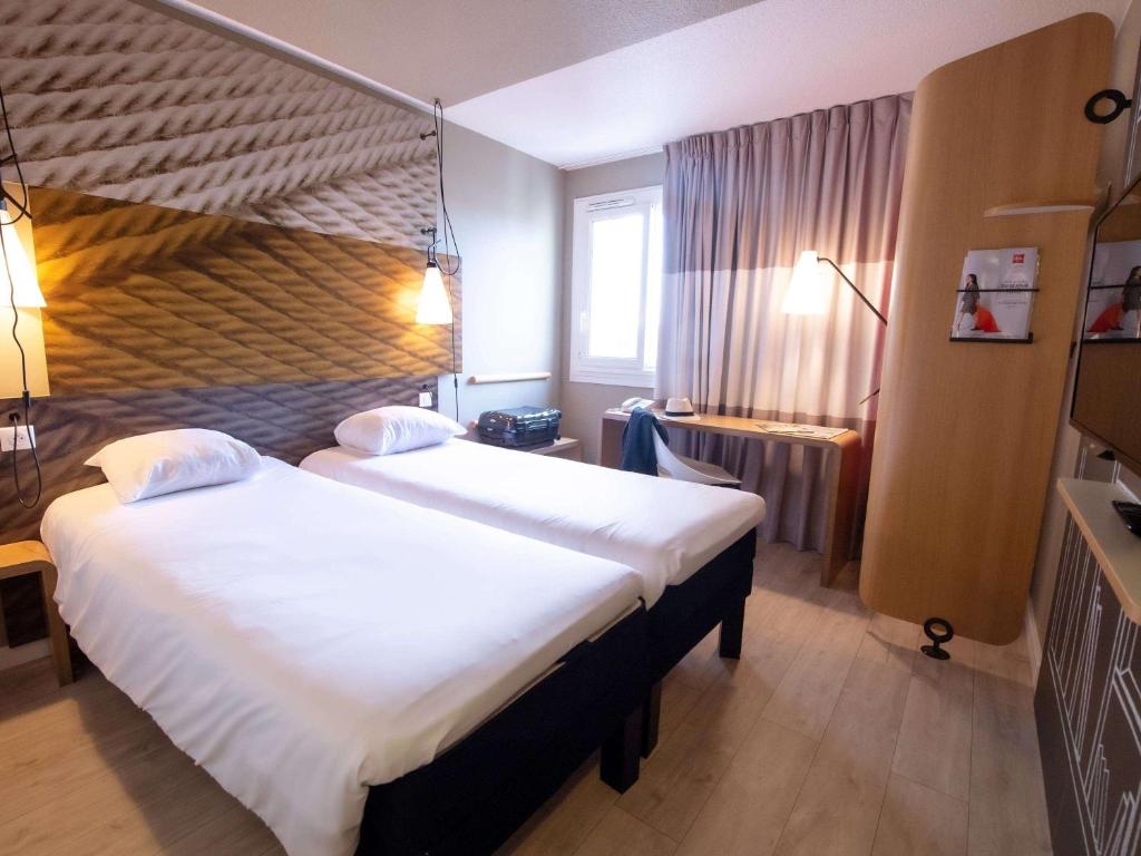 Postel nebo postele na pokoji v ubytování ibis Beaune La Ferme Aux Vins