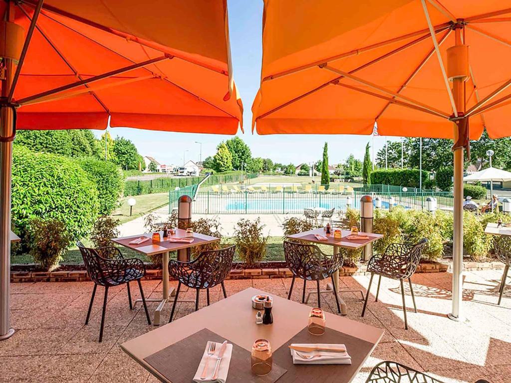 Bazén v ubytování ibis Beaune La Ferme Aux Vins nebo v jeho okolí