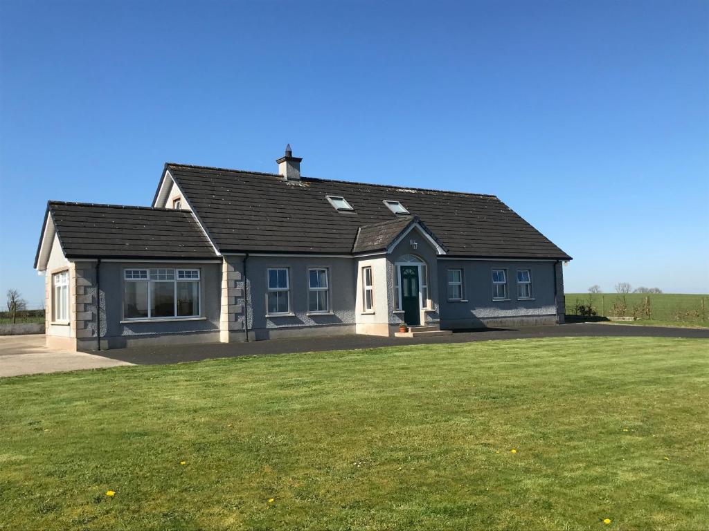 Photo de la galerie de l'établissement Country Cottage - Tourism NI Certified - Available for The Open Portrush 2025, à The Drones