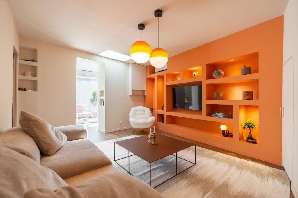 un salon avec un canapé et une télévision dans l'établissement Small townhouse Roucas, à Marseille