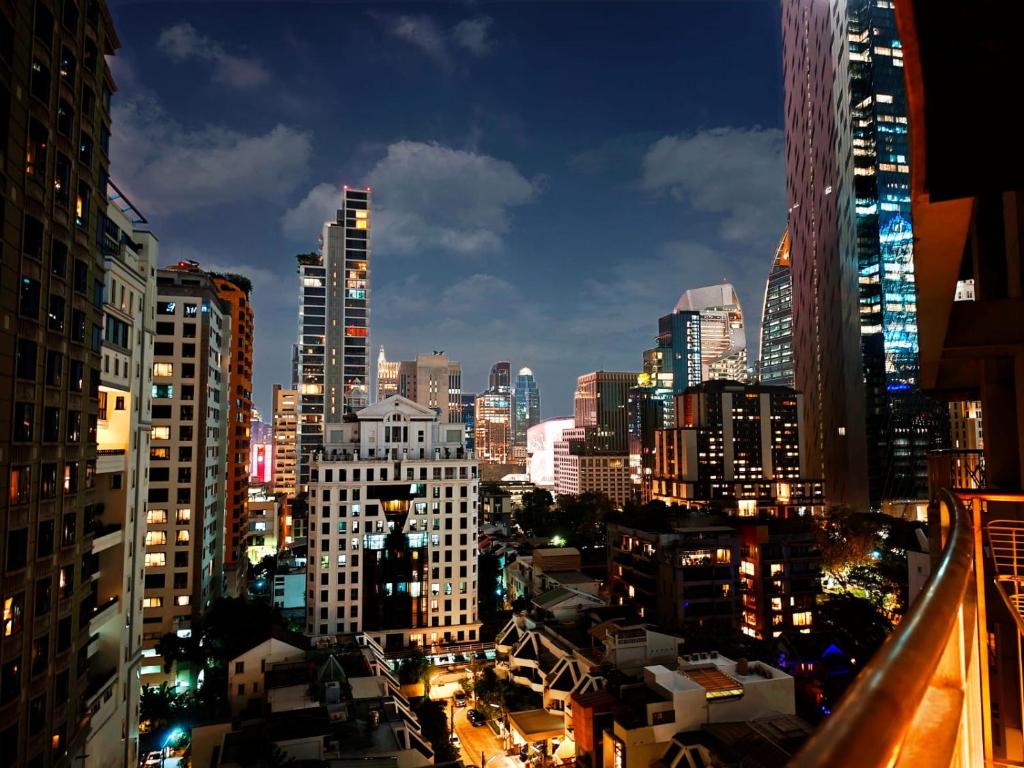a view of a city skyline at night at City comfort appartment, Skytain Step 600 m, Erawan shrine in Bang Kapi
