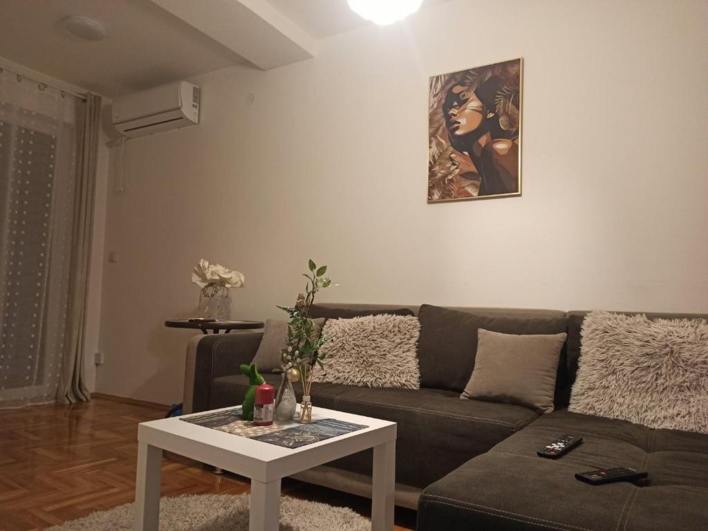 Area tempat duduk di Apartman Ozy