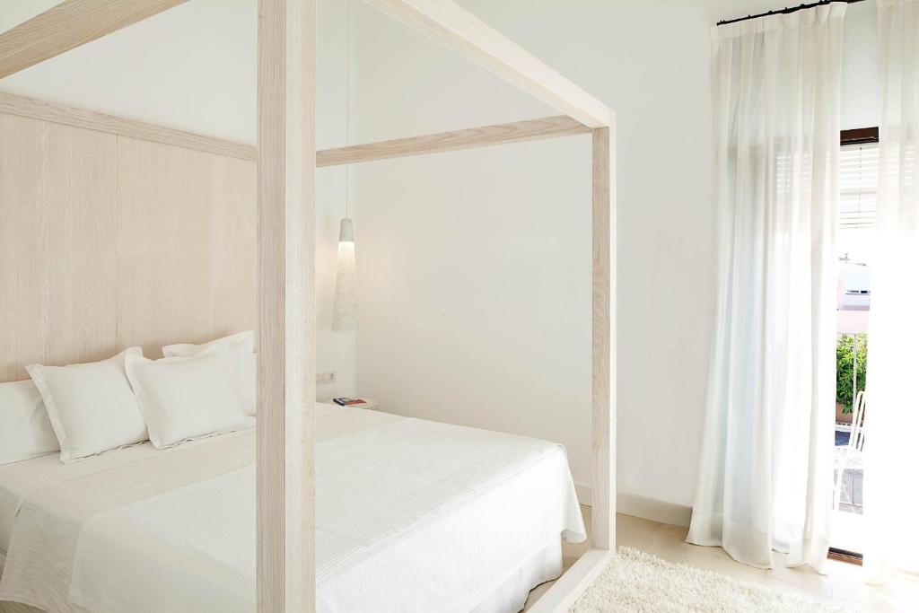 Postel nebo postele na pokoji v ubytování Hotel Es Marès
