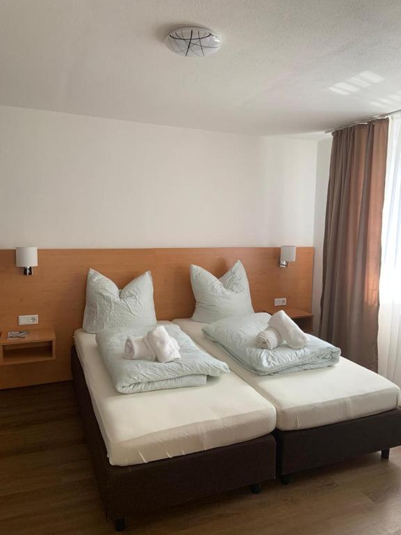 Postel nebo postele na pokoji v ubytování Pension Rexha am Weißensee