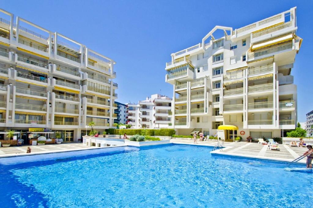 Bazén v ubytování UHC Novelty Apartments nebo v jeho okolí