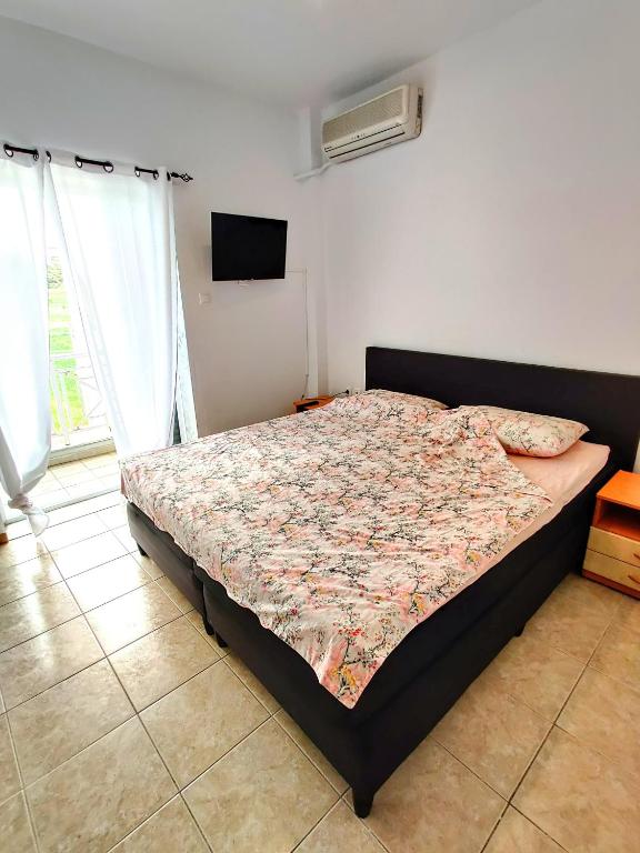 Postel nebo postele na pokoji v ubytování FLOGITA - 5 Beautiful Apartments