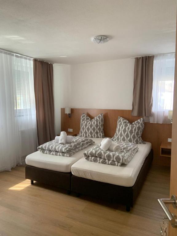 Postel nebo postele na pokoji v ubytování Pension Rexha am Weißensee