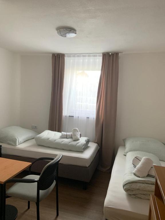 Postel nebo postele na pokoji v ubytování Pension Rexha am Weißensee