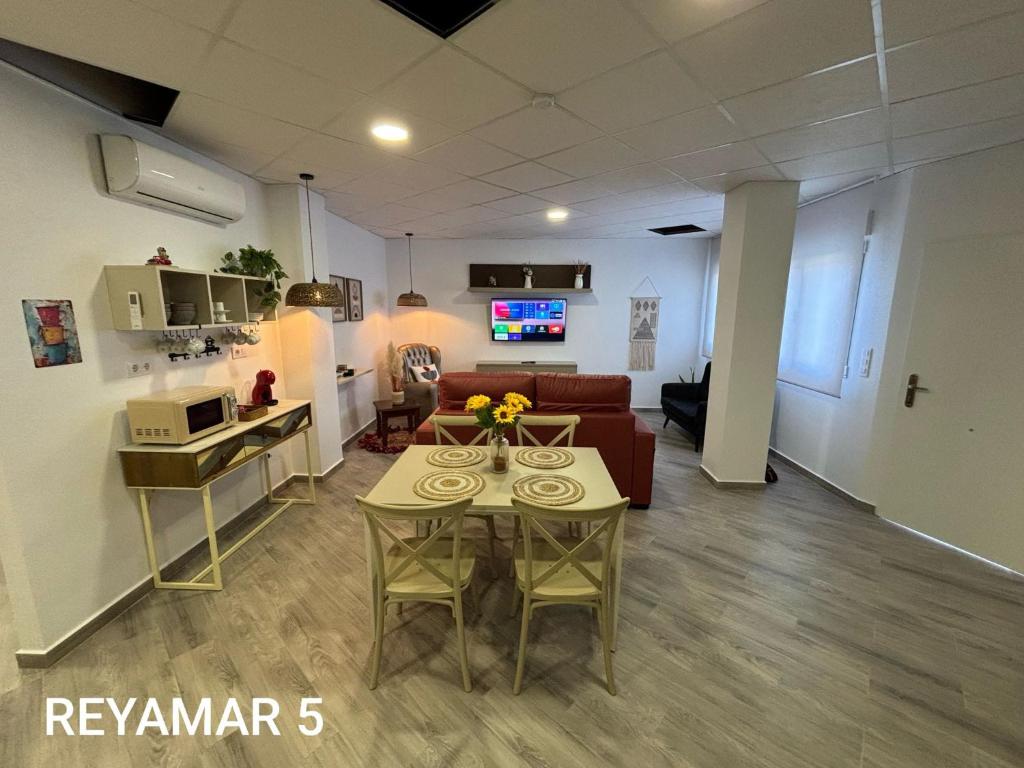 TV a/nebo společenská místnost v ubytování Apartamentos Reyamar