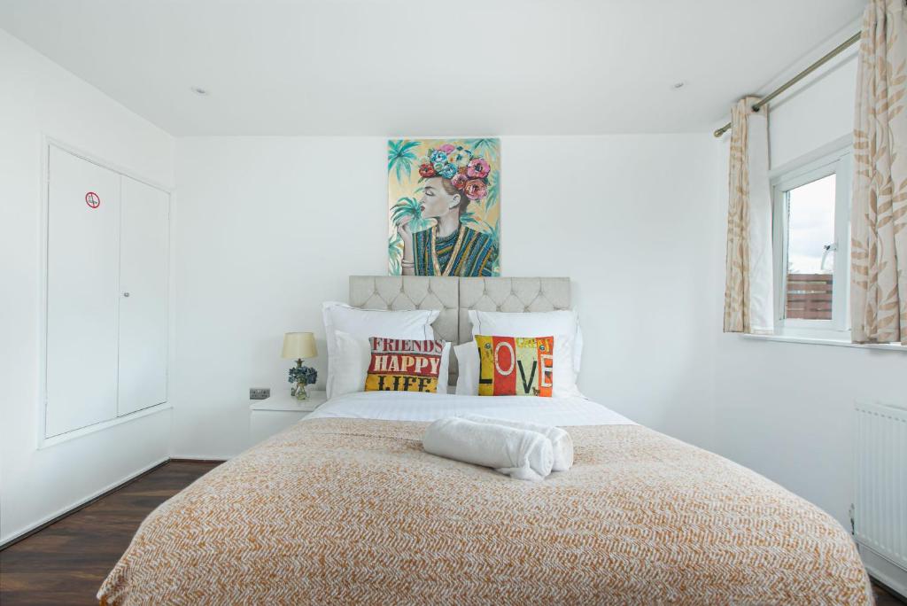 a bedroom with a bed with a pillow on it at Ephatha House 4-Bedrooms, Sleeps 11, Free Parking, Garden in Hatfield