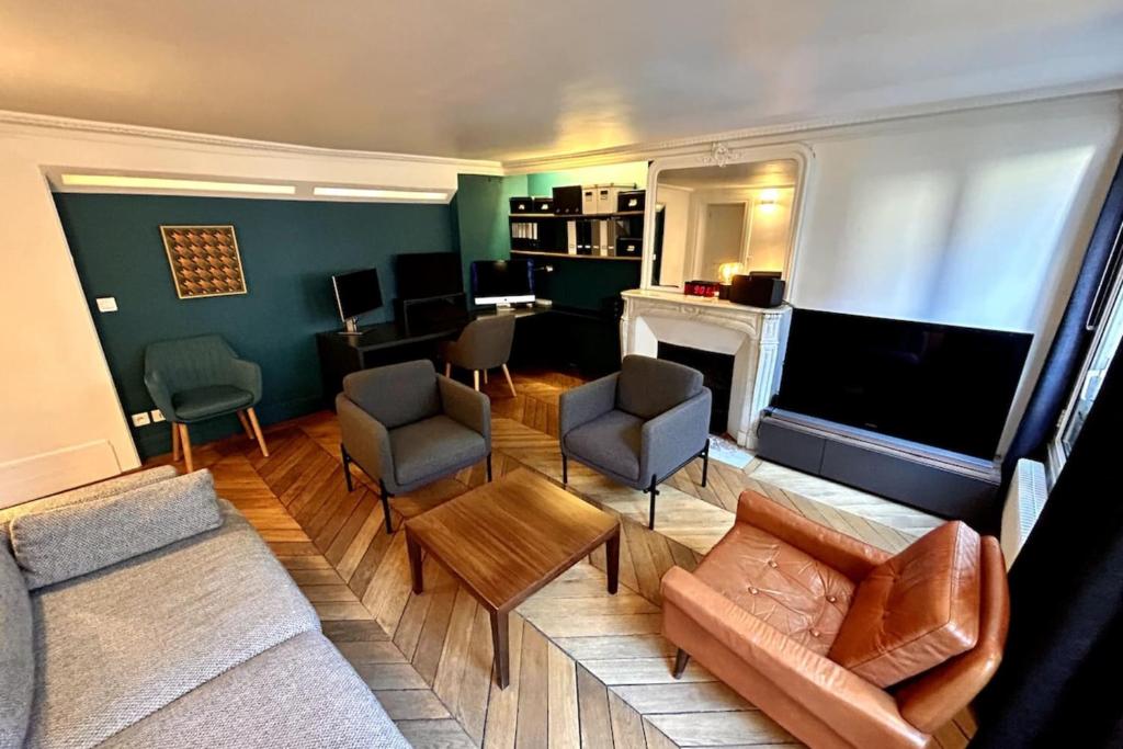 un salon avec un canapé et une cheminée dans l'établissement Appartement 74m2 in the center of Paris, à Paris