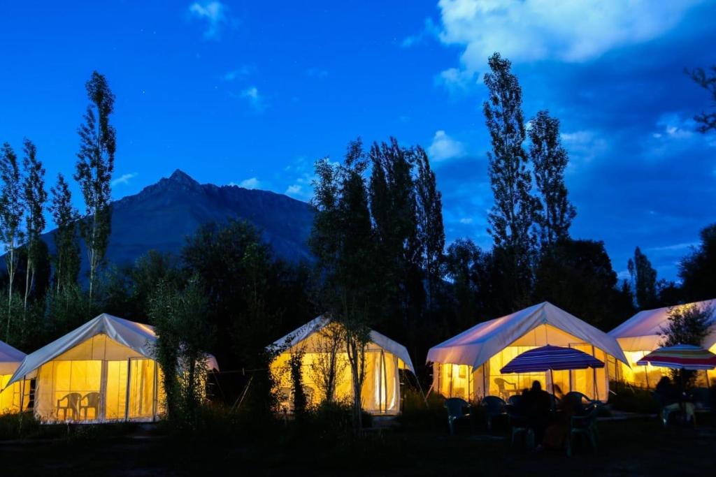 Nespecifikovaný výhled na hory nebo výhled na hory při pohledu z luxury tent