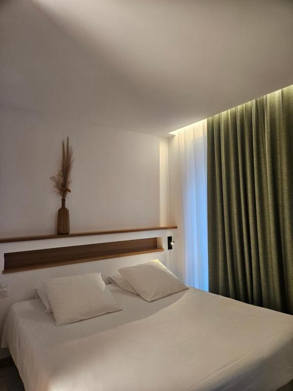 Postel nebo postele na pokoji v ubytování Le Royal Hôtel Restaurant