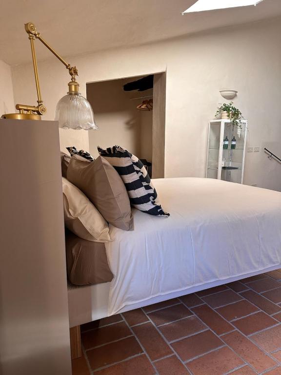 Postel nebo postele na pokoji v ubytování Lanternone nel Borgo - Appartamento con Vasca Idromassaggio
