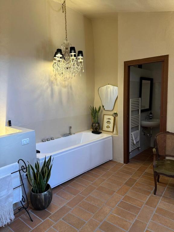 Postel nebo postele na pokoji v ubytování Lanternone nel Borgo - Appartamento con Vasca Idromassaggio