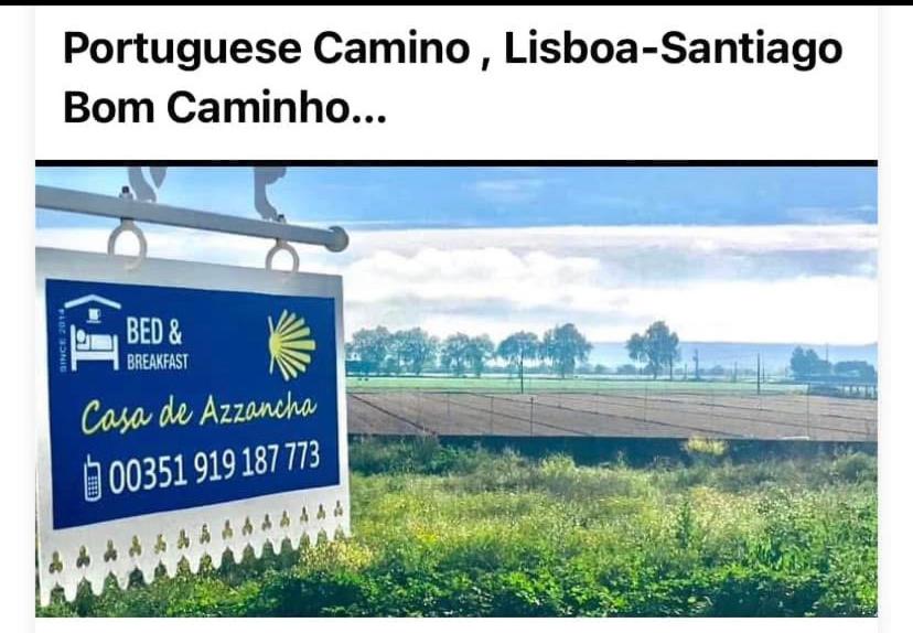 een bord voor een boerderij met een veld op de achtergrond bij Casa de Azzancha in Azinhaga