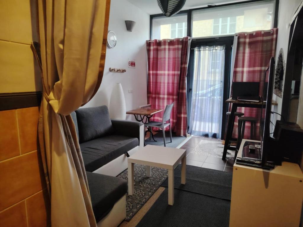 un salon avec un canapé et une table dans l'établissement CAEN le Port, à Caen