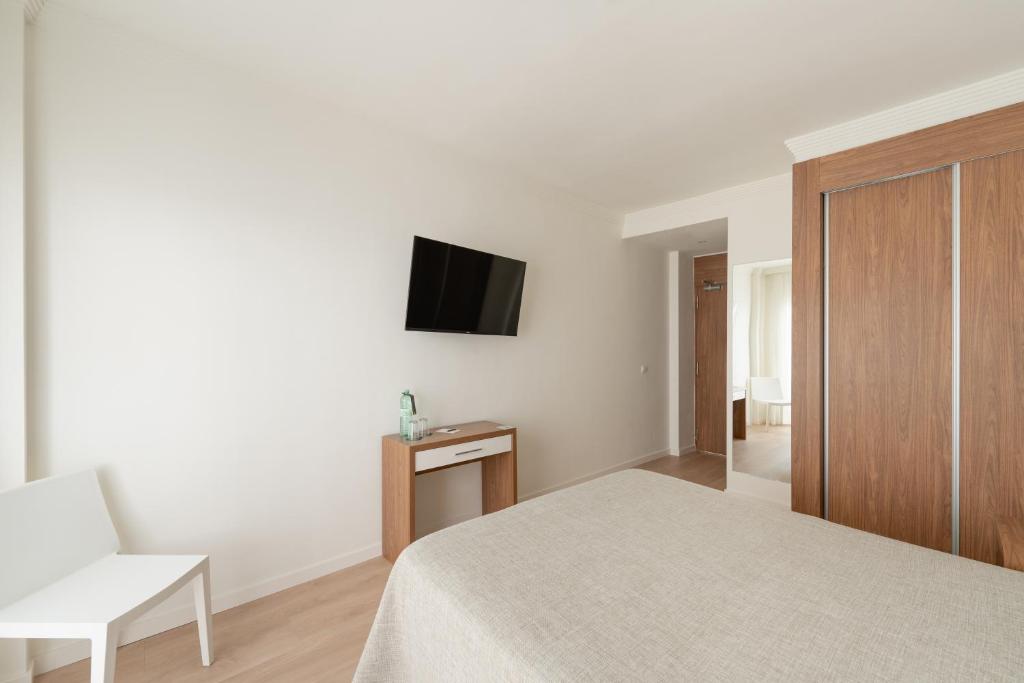 Televízia a/alebo spoločenská miestnosť v ubytovaní Hotel RH Riviera - Adults Only