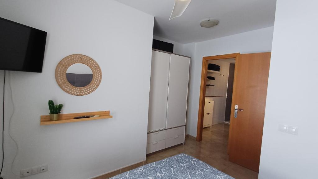 Telewizja i/lub zestaw kina domowego w obiekcie Modern house with 2 bedrooms near the beach