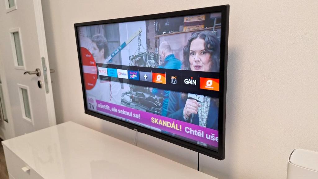 Televiisor ja/või meelelahutuskeskus majutusasutuses Pretty private Apartment U LABE, self-service check-in 24 l 7