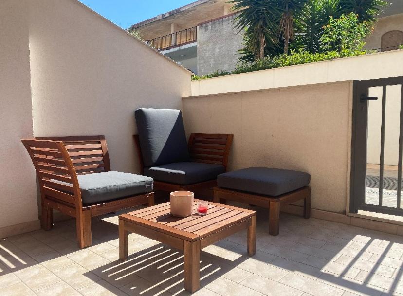 3 sillas y una mesa de centro en un patio en Villetta del Moro, en Villaggio Azzurro