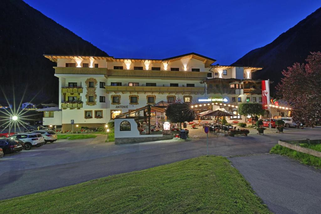 Nespecifikovaný výhled na hory nebo výhled na hory při pohledu z hotelu