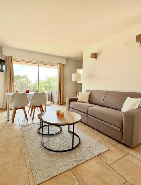 un salon avec un canapé et une table dans l'établissement DOMAINE LOU BEL AZUR - Sérénité, à Saint-Laurent-du-Var