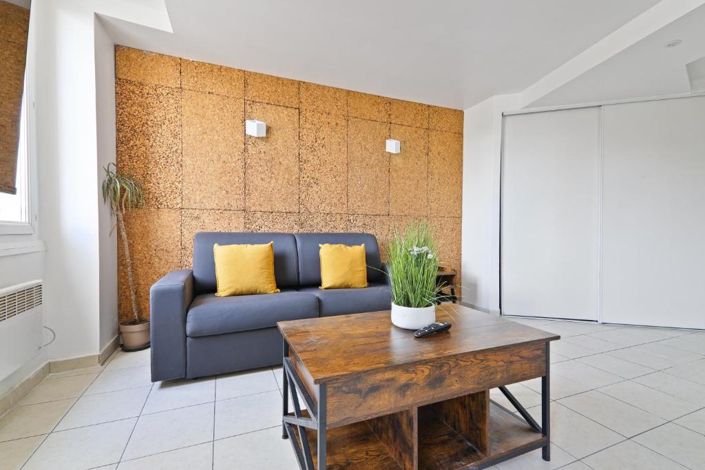 un salon avec un canapé et une table dans l'établissement Studio Apartment Quartier Austerlitz Free Netflix, à Paris