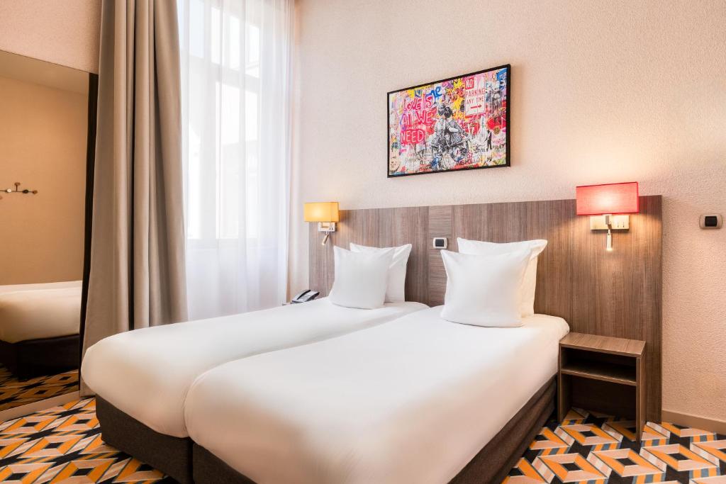 Postel nebo postele na pokoji v ubytování Alma Grand Place Hotel