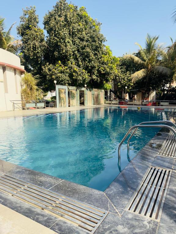 Bazén v ubytování Nilkanth Resort - Best Resort in Anand nebo v jeho okolí