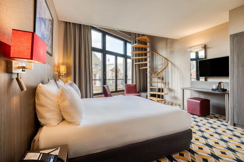Postel nebo postele na pokoji v ubytování Alma Grand Place Hotel