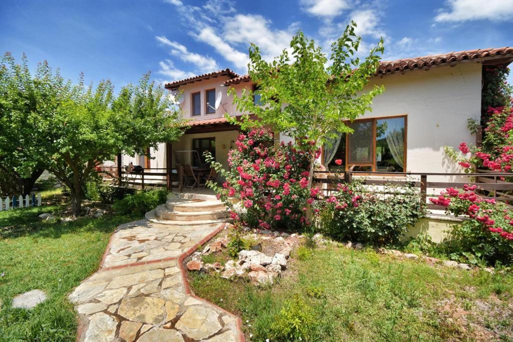 una casa con un jardín delante de ella en Jasmine Villa Kaya Köy, en Fethiye