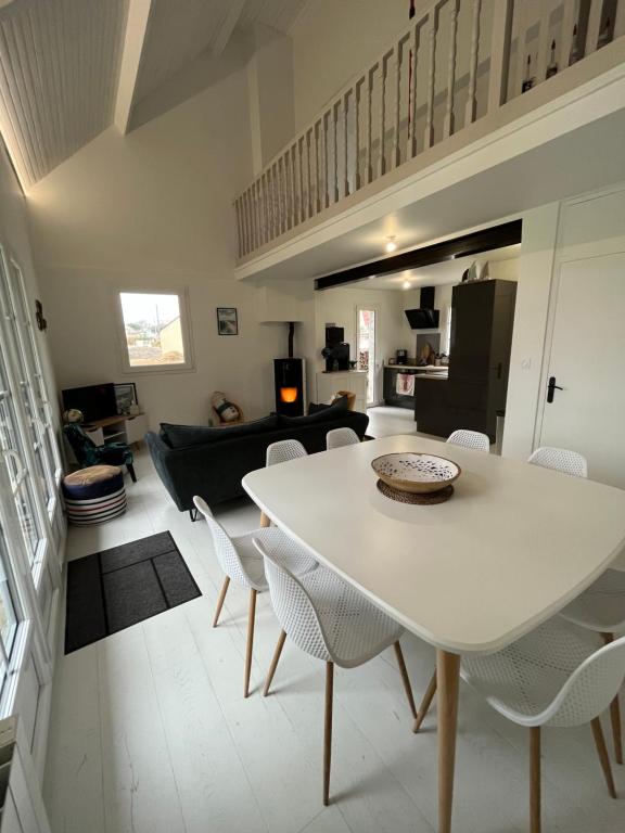 a white table and chairs in a living room at Villa premium 150m de la plage in Barneville-Carteret