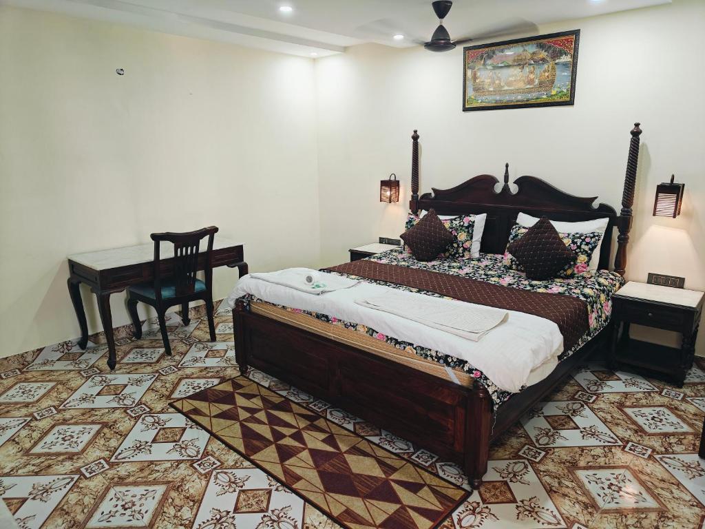 Postel nebo postele na pokoji v ubytování HOTEL TOURIST REST HOUSE Agra