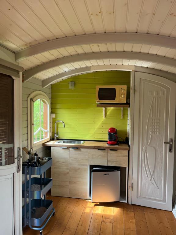 Kuchyň nebo kuchyňský kout v ubytování Maison d'hôtes Il était une fois