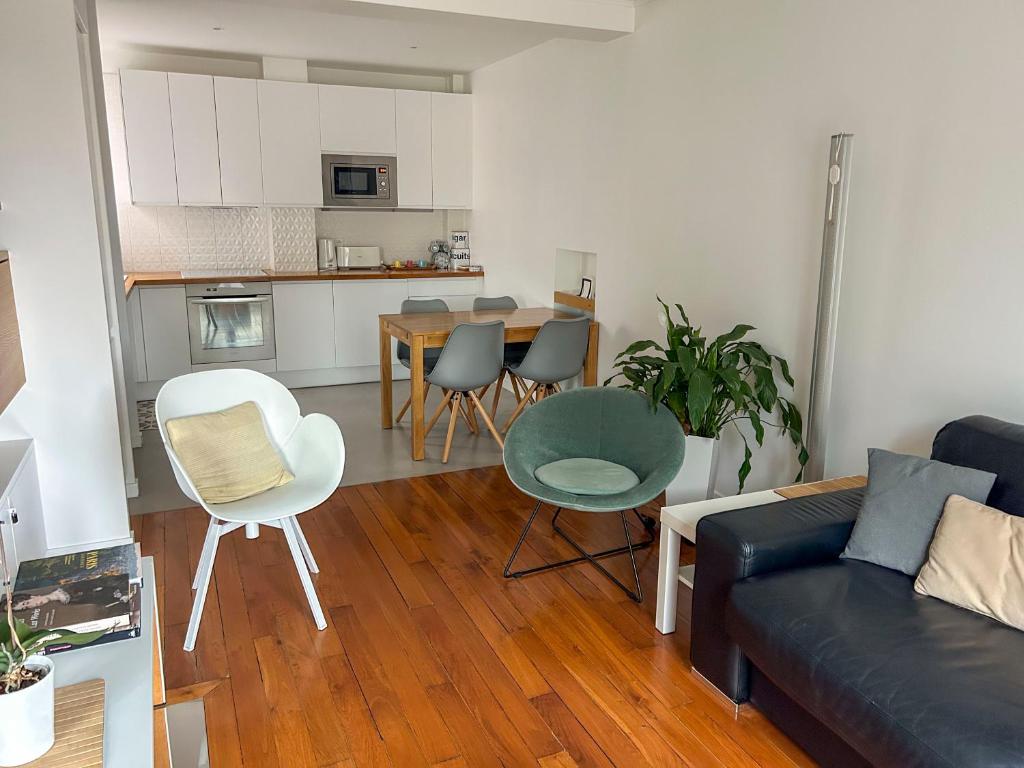 un salon avec un canapé et une table dans l'établissement Bastille Hideaway, à Paris