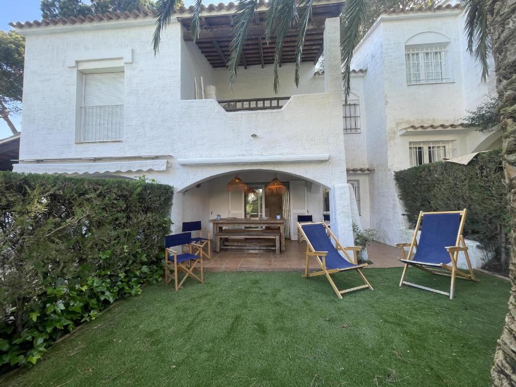 Vonkajšia záhrada v ubytovaní Casa con Jardín Privado, Chimenea y Piscina Comunitaria, cerca del Golfo y Playa de Pals - ES-226-31