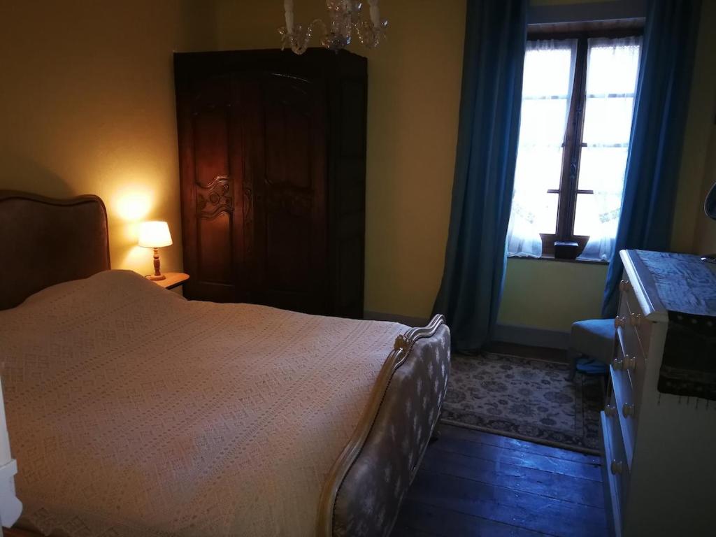 Ένα ή περισσότερα κρεβάτια σε δωμάτιο στο La appartement des rosiers