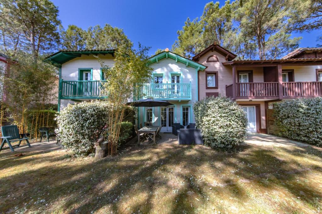 une vue extérieure d'une maison avec cour dans l'établissement Un Nid Dans La Pinède - Lacanau, à Lacanau-Océan