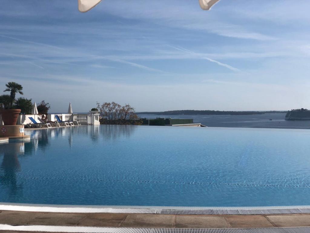 Bazén v ubytovaní CANNES Appartement Duplex Piscine VUE Mer WIFI PARKING CLIM alebo v jeho blízkosti