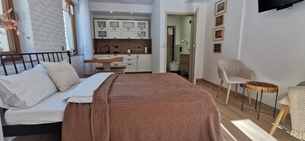 Postel nebo postele na pokoji v ubytování Willa Sowia Dolina - Apartamenty z aneksami i wyjsciem na ogrod