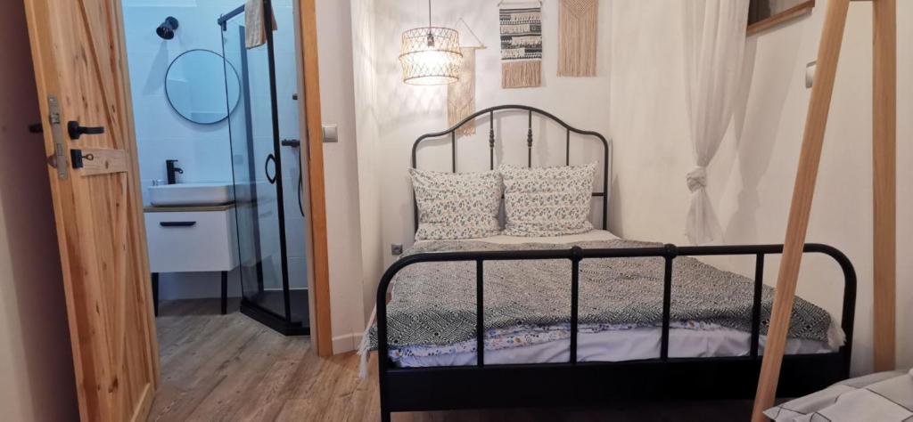 Postel nebo postele na pokoji v ubytování Willa Sowia Dolina - Apartamenty z aneksami i wyjsciem na ogrod